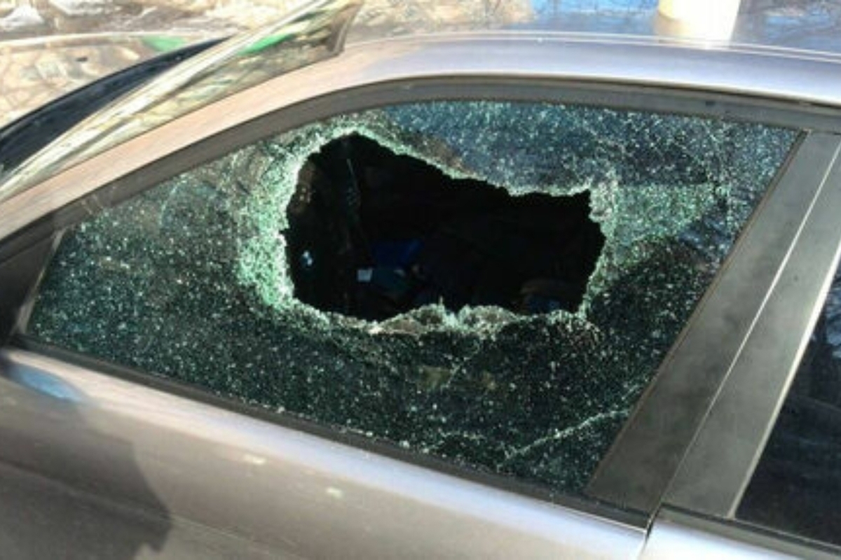 Разбитое автомобильное стекло