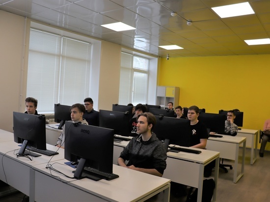  Смоленский центр "IT-куб" познакомил юных смолян с особенностями языка программирования Python