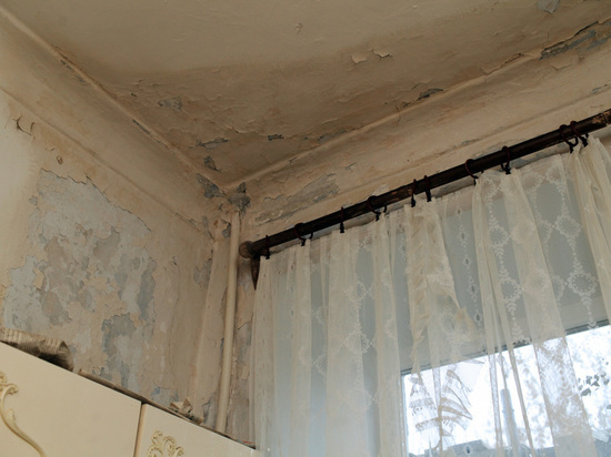 У жителей дома в поселке Кировский испортился ремонт из-за протекающей крыши