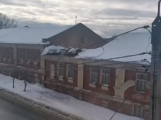 Костромские обрушения: у здания бывшего завода «10-ый Октябрь» провалилась крыша