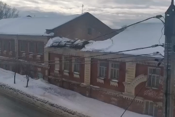 Костромские обрушения: у здания бывшего завода «10-ый Октябрь» провалилась крыша