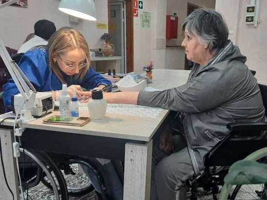Женщины из Липецкого дома-интерната для престарелых и инвалидов к 8 марта получили маникюр в подарок