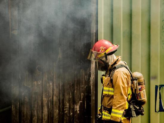 Восемь пожарных тушили бытовое помещение в Тымовском
