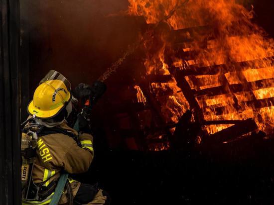 Бесхозное строение горело на площади 24 кв метра в Корсакове