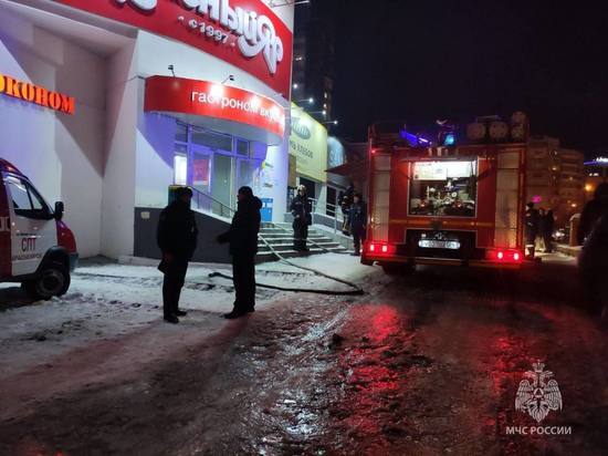 В Красноярске из-за загоревшегося магазина «Красный Яр» на улице Октябрьской эвакуировали 36 человек