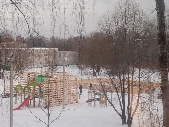 В Ярославле после окончания зимы начали строить хоккейный корт