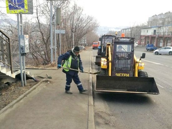 На улицах Владивостока идет масштабная уборка