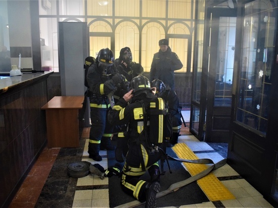 Во Владивостоке пожарные потренировались тушить суд