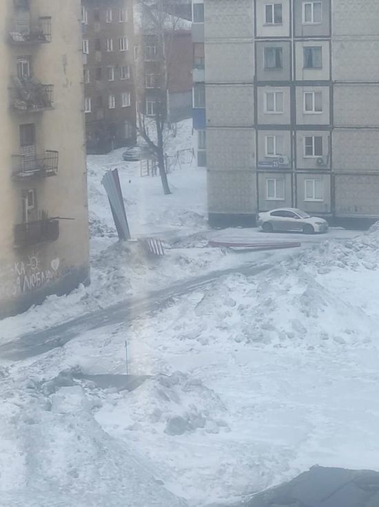 Крышу с жилого дома сорвало сильным порывом ветра в кузбасском городе
