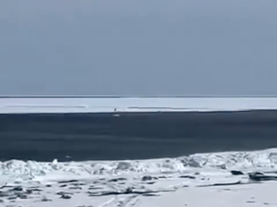 На Сахалине 18 рыбаков-любителей унесло на оторвавшейся льдине