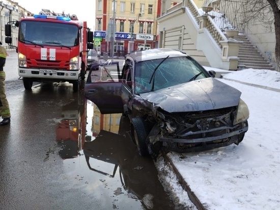 В центре Красноярска 4 человека пострадали в ДТП с пожарной машиной
