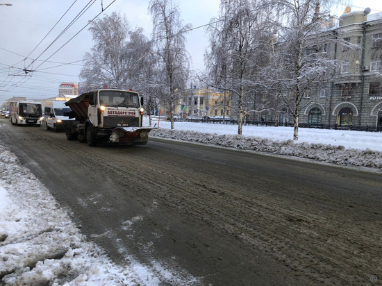 Барнаульские дорожники устраняют последствия снегопадов на тротуарах