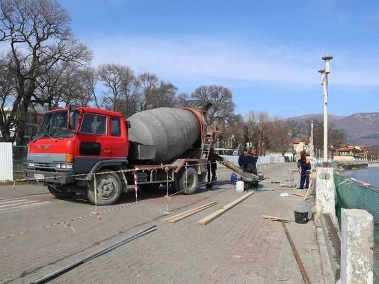 На набережной Геленджика проводят восстановление ограждений