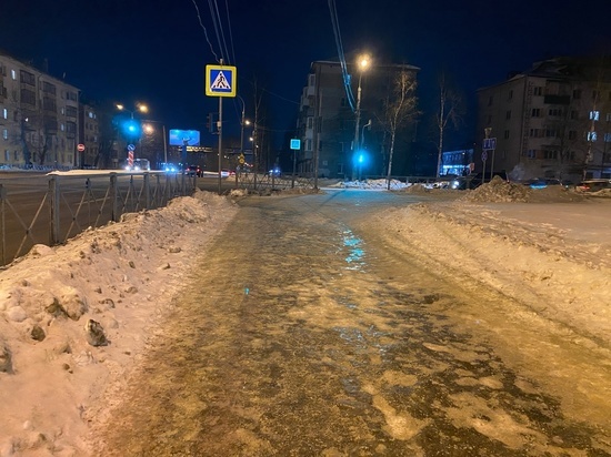 На оживленных тротуарах Архангельска возникла гололедица