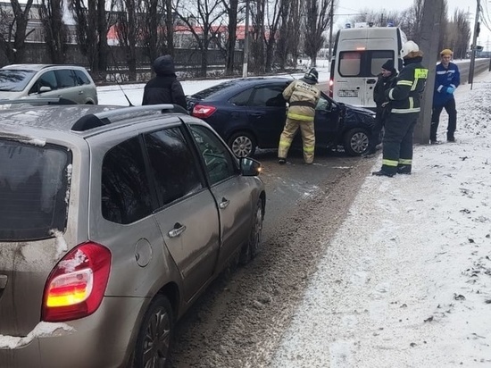 В Курске 5 марта на ПЛК спасатели деблокировали человека из автомобиля