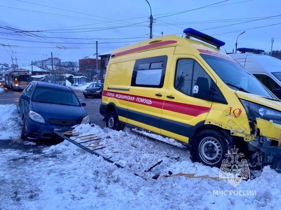 На Радищева в Мурманске случилось ДТП с участием кареты скорой помощи