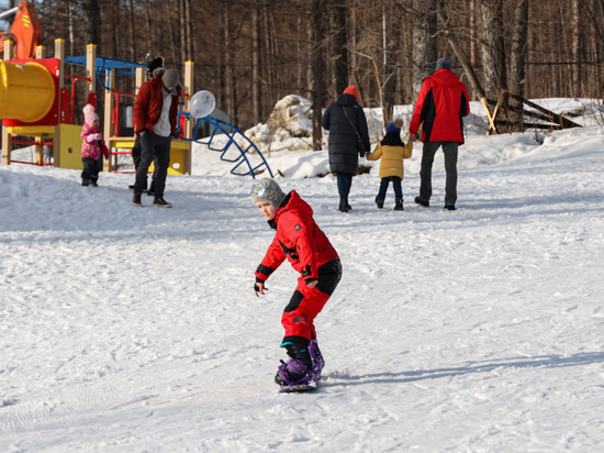 День зимних видов спорта в Южно-Сахалинске собрал около сотни любителей активного отдыха