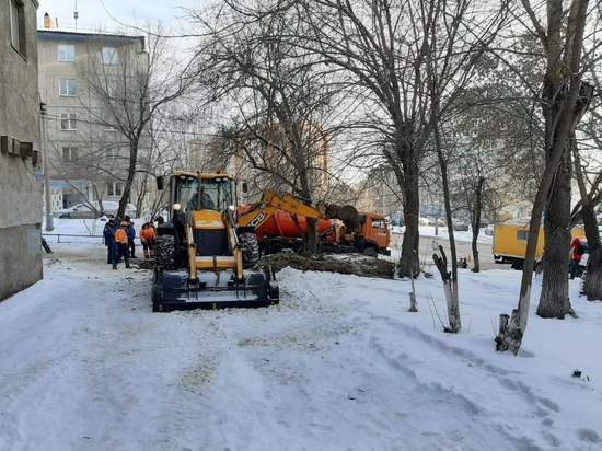 Последствия коммунальной аварии на Киренского в Красноярске устранили раньше срока