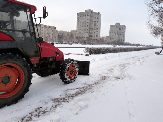 Порядка 200 снегоуборочных машин работают на трассах в Ленобласти