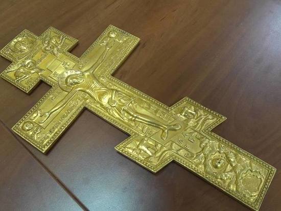 Житель Ленобласти украл крест и Евангелие за 400 тысяч рублей и продал их за 500 рублей