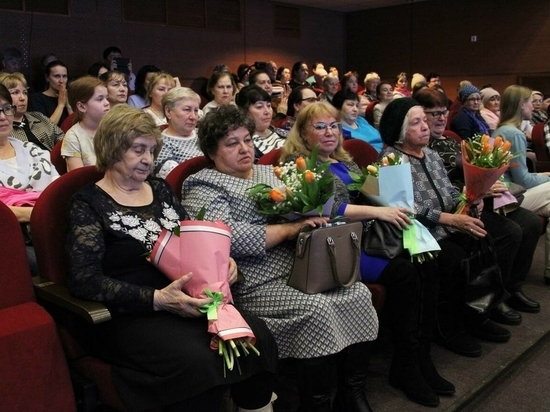В Менделеевске матерей погибших военнослужащих поздравили с 8 Марта
