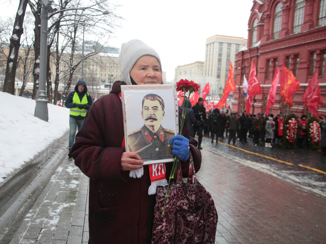 Члены КПРФ возложили цветы к памятнику Сталину: фото церемонии