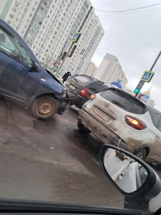В Курске пробка на проспекте Клыкова образовалась из-за ДТП