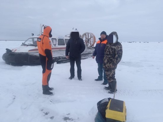 Спасатели из Новой Ладоги вновь выгнали рыбаков со льда Ладожского озера