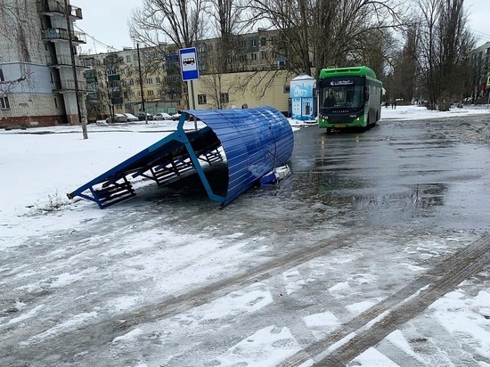 В Курске на Волокно рухнула остановка общественного транспорта