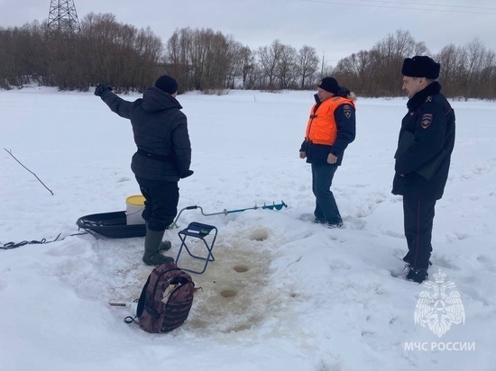 Сотрудники ГИМС запрещают рыбакам выходить на лед