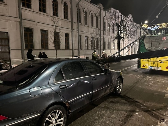 В Рыбинске опора освещения рухнула на машину