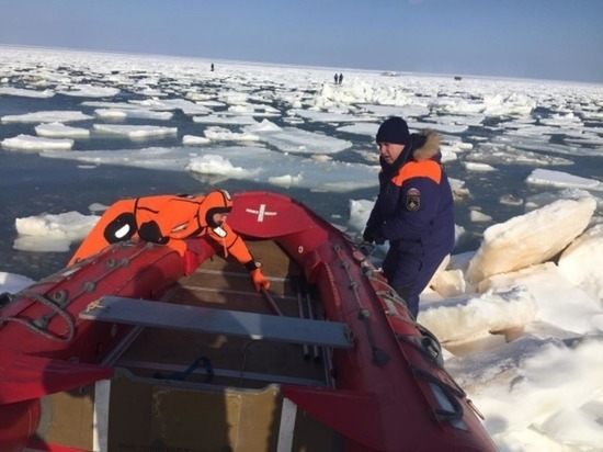 Операция по спасению 15 рыбаков с оторвавшейся льдины стартовала на Сахалине