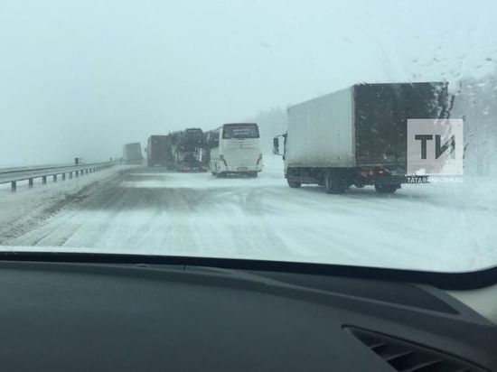 В Татарстане после непогоды возобновили движение грузовиков и такси по М5