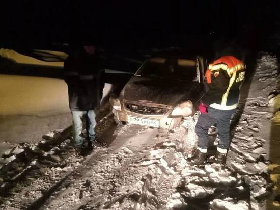 Спасатели в Саратовской области вызволили троих человек из «снежного плена»