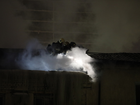 Спасатели в Гурьевске эвакуировали из горящего дома 15 человек