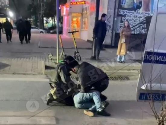 На Суворова в Ростове пьяный мужчина мешал проезду автомобилей