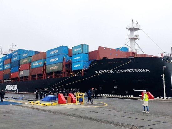Во Владивостоке встретили новый контейнеровоз, который свяжет с портами КНР