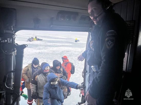 40 рыбаков эвакуировались на Ми-8 с отколовшейся льдины в Сахалинской области