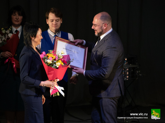 В преддверии 8 марта женщин Владивостока наградили за профессионализм