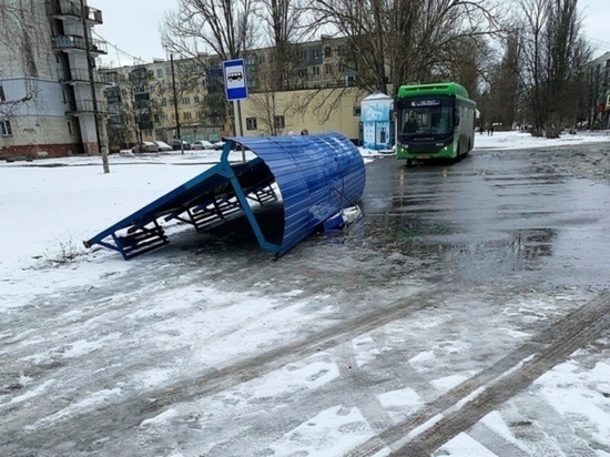 В Курске восстановили упавшую от ветра остановку на Волокно