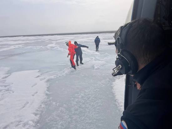 Сотрудники МЧС спасли всех рыбаков с оторванной льдины на Сахалине