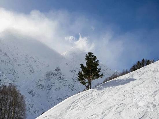 В Кабардино-Балкарии иномарка с пассажирами упала в озеро «Гижгит»