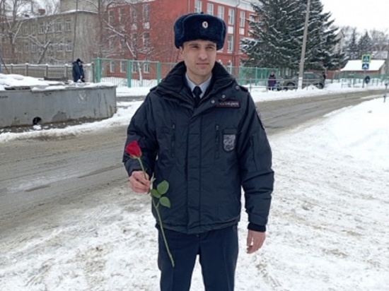 Алтайские полицейские вручили цветы прохожим в честь 8 марта