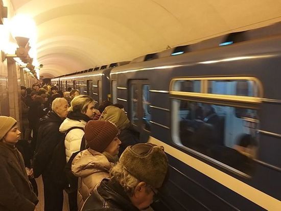 Первая в петербургском метро девушка-машинист сдала теорию и начала практиковаться