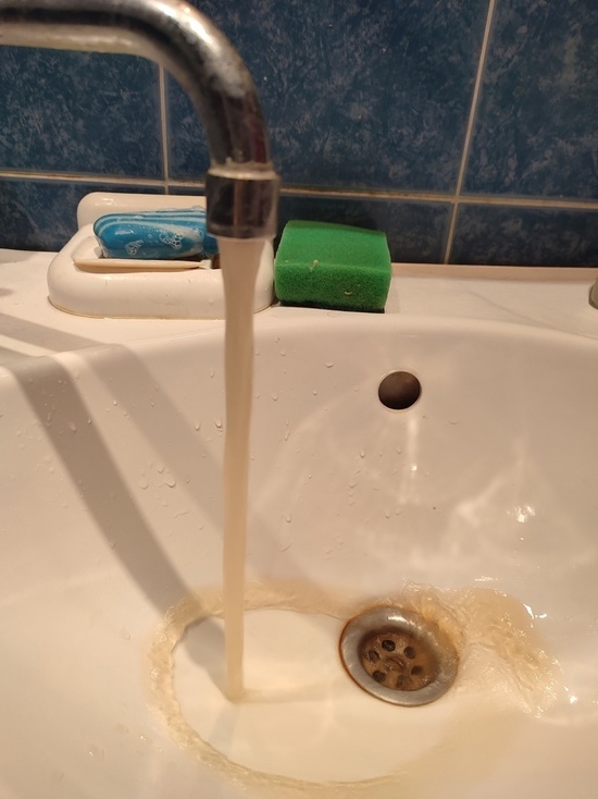 Жители Тверской области жалуются на ржавую воду