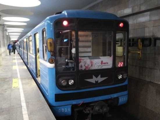 В новосибирском метро поезда украсили поздравлением с 8 марта