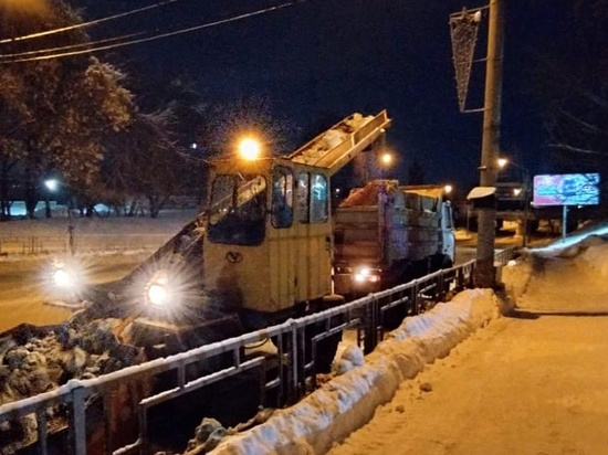 Почти 100 единиц техники убирают снег в Барнауле