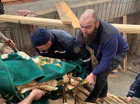 Житель Ингушетии повредил позвоночник, упав в котлован на стройке