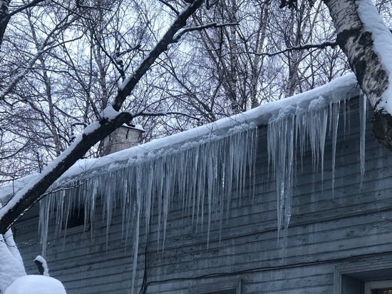 Порядка 40 обращений прислали вологжане по поводу некачественной очистки крыш от снега и льда