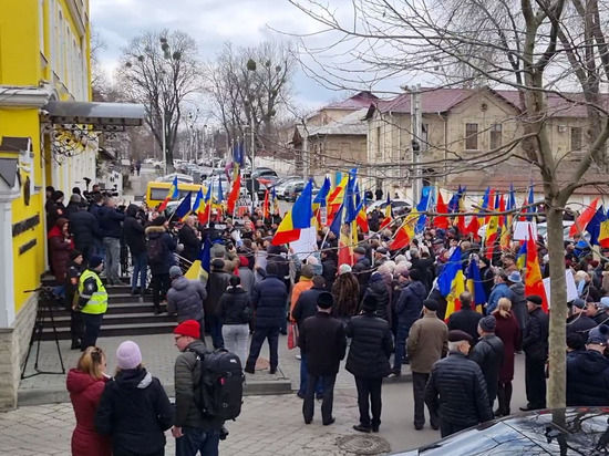 В Кишиневе оппозиция пикетирует Конституционный суд из-за переименования языка в румынский